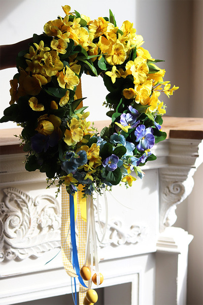 Wiosenne Bratki, wianek wielkanocny z zawieszkami