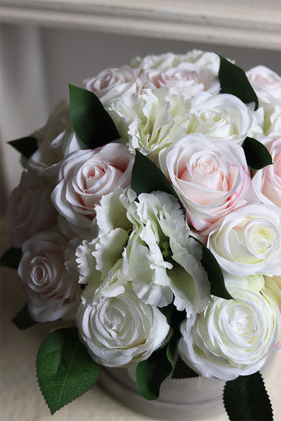 Celinasa Beure, szary welurowy flowerbox z jasnymi kwiatami