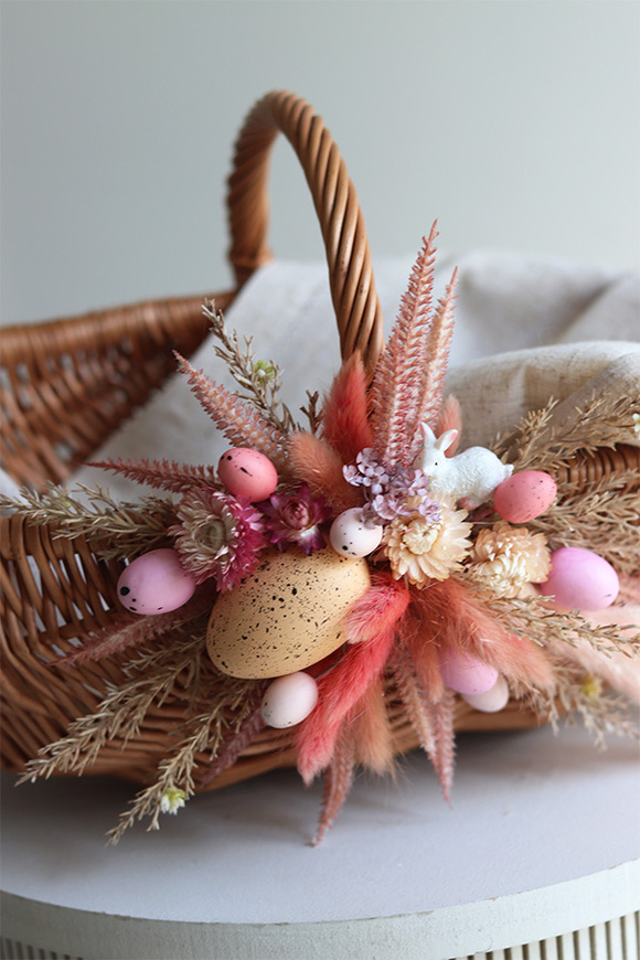 Debbie Pink, dekorowany koszyczek wielkanocny z serwetką