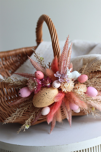 Debbie Pink, dekorowany koszyczek wielkanocny z serwetką