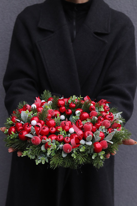 Red Berry Winter, świąteczny wianek z owocami