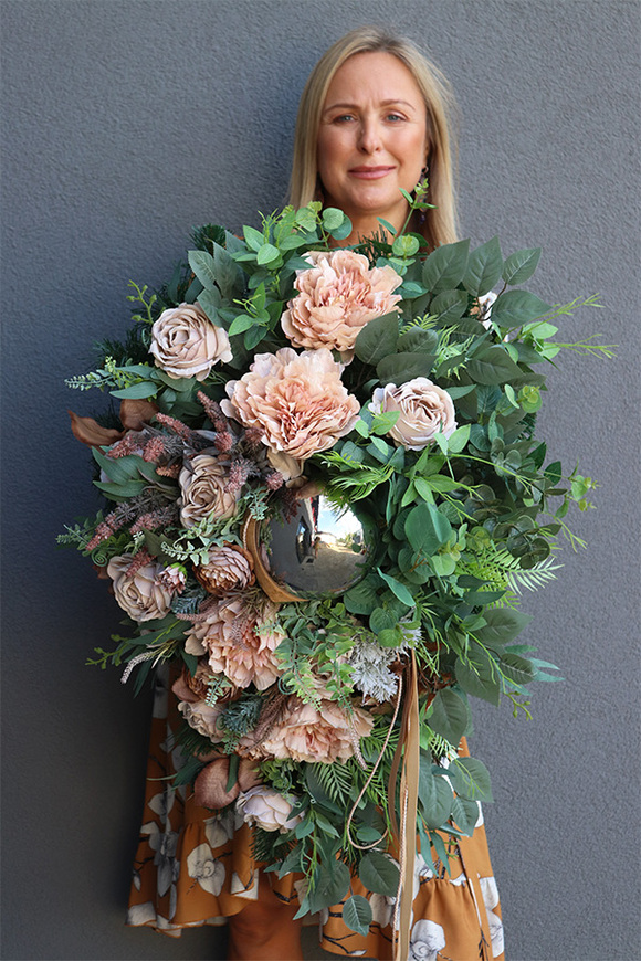 Srebrna Perła Beige, wiązanka nagrobna z kulą, dł.80cm