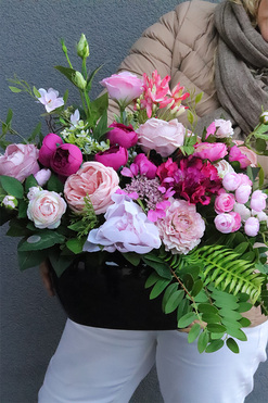 Pink Derette, kompozycja nagrobna w misie, wym.43x60cm