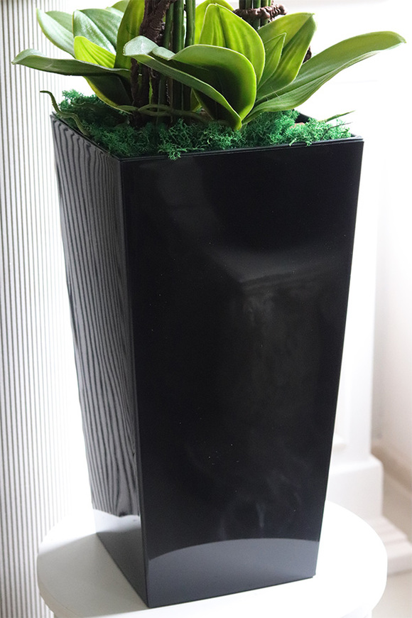 Emilie Mediolan Black, sztuczny storczyk w czarnej donicy