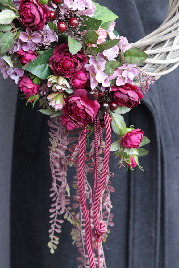 Wiśnie Rohirii, asymetryczny wianek dekoracyjny