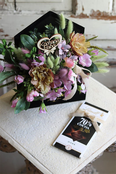bardzo urocza koperta / flowerbox z czekoladą, Melinio Chocolates, wym. 30x35cm 