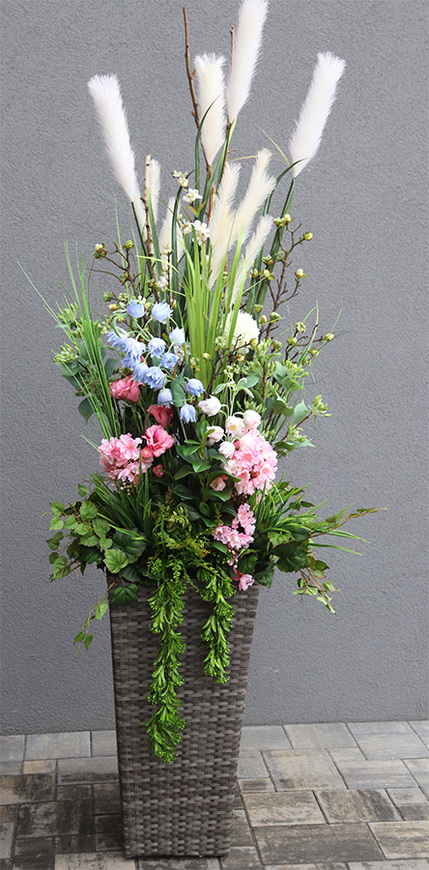 Nelida Rattan, zielona kompozycja z trawami do donicy Klienta, wys.115cm