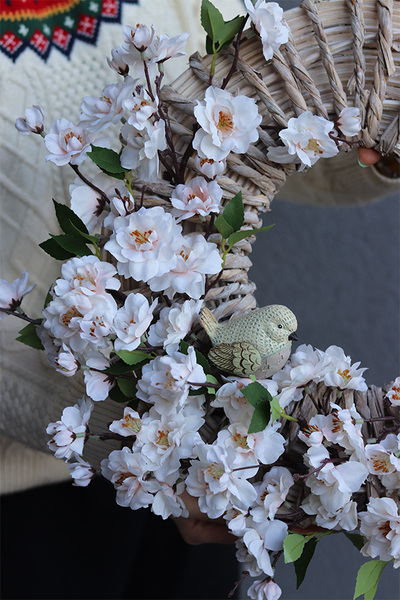 Ptaszek na drzewie, wiosenny wianek dekoracyjny