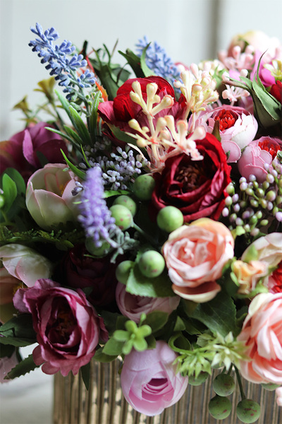 Bella Lux, kompozycja kwiatowa w złotym naczyniu