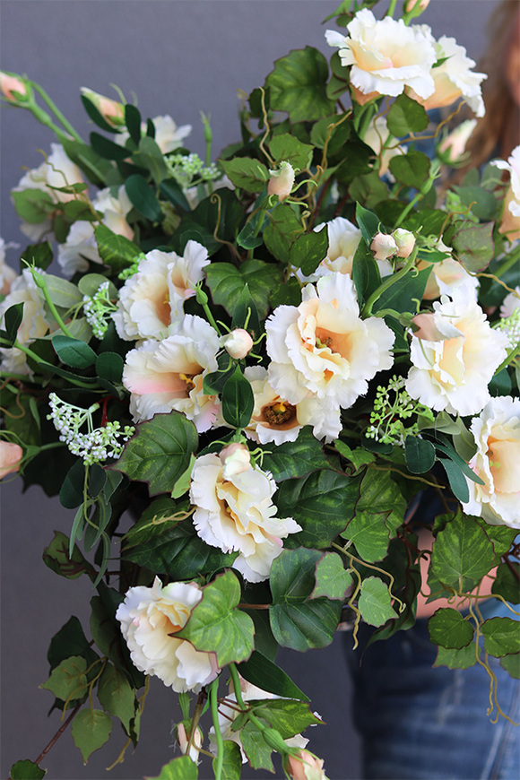 Eustoma 2, kompozycja nagrobna w misie, wym.48x87cm