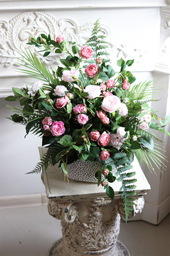 Różowy Dzień Rustic, kompozycja kwiatowa w donicy z teksturą, wym.42x55cm