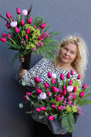 Tulippe Amarant Volcan, kompozycja nagrobna w misie