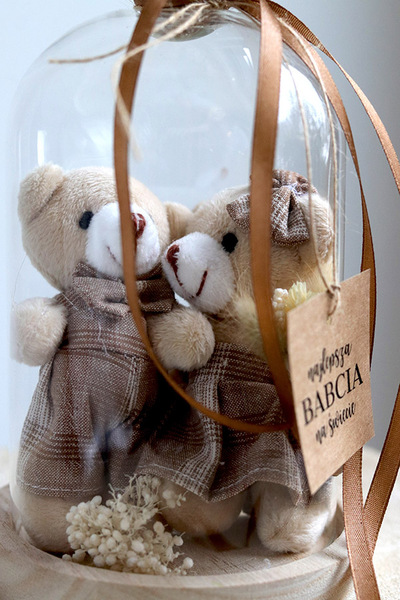 Teddy Beige, kompozycja pod szklanym kloszem