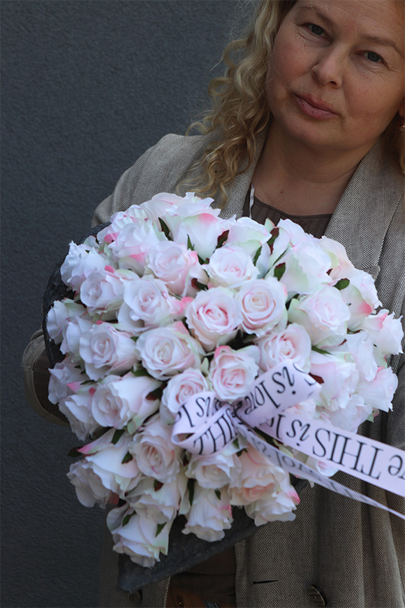 This is Love, dekoracja nagrobna w kształcie serca