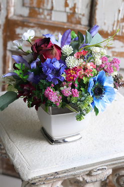 Pantone Small, kompozycja kwiatowa w naczyniu, wym.26x26cm