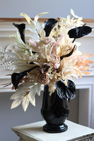 Mortario Kalia Vinn, nowoczesny bukiet nagrobny w wazonie