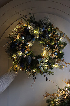 Dark Blue Eveline, elegancki świąteczny wianek LED, śr.40cm