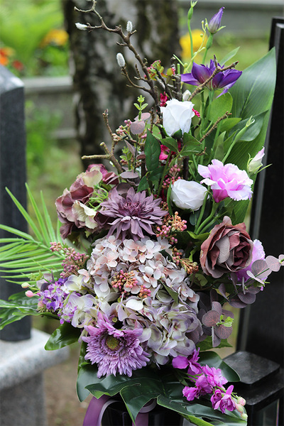 Korrena, bukiet nagrobny z fioletowych kwiatów