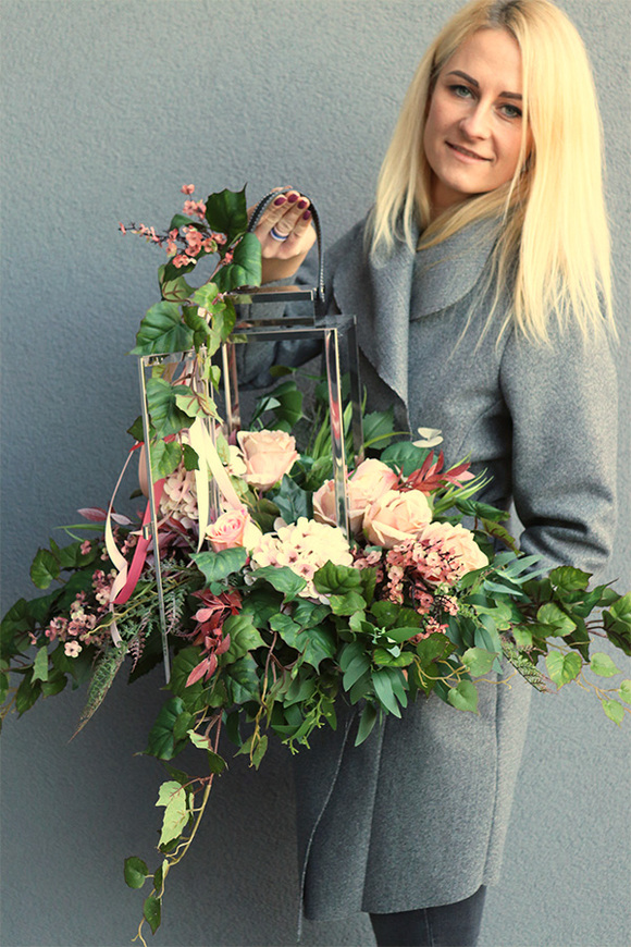 Angelo Garden Cream, lampion nagrobny z kwiatami