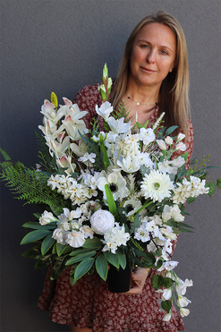 Terena, biały bukiet nagrobny we wkładzie, dł.67cm