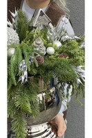 Noella, kompozycja kwiatowa w srebrnym coolerze