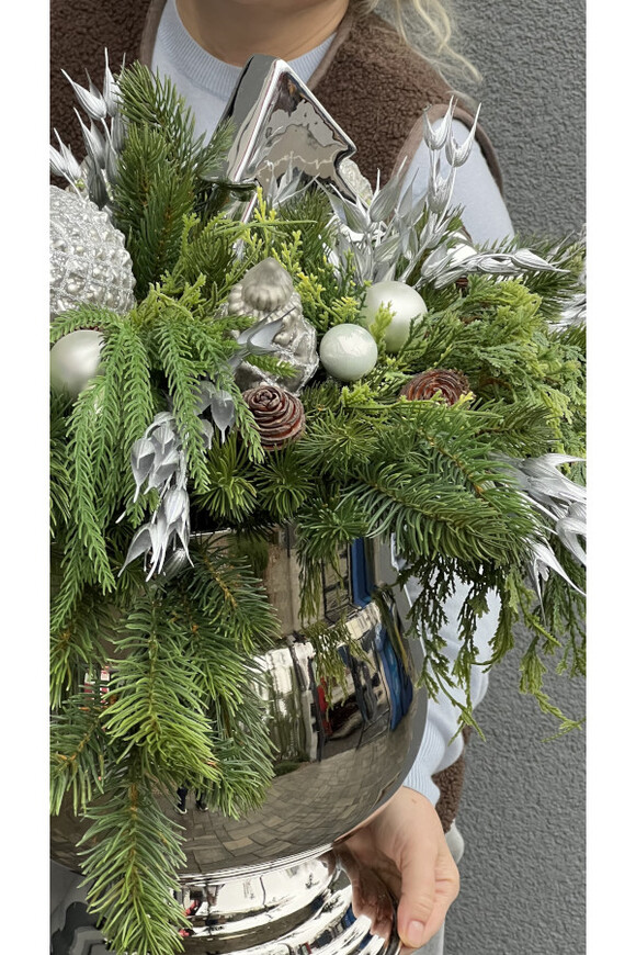 Noella, kompozycja kwiatowa w srebrnym coolerze