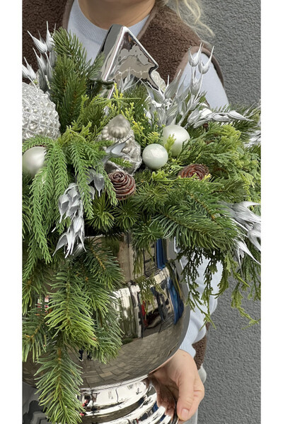 Noella, kompozycja kwiatowa w srebrnym coolerze