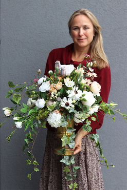 Caryńska, kompozycja kwiatowa w pucharze, wys.57cm 