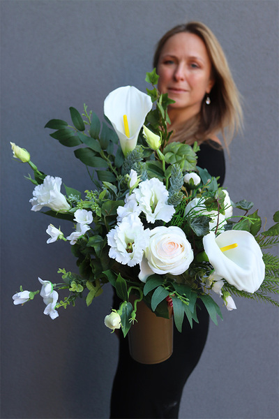 Julena White, bukiet nagrobny z kallami, dł.50cm  