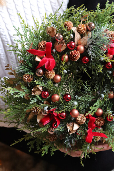 34 Ulica, świąteczny wianek na drzwi