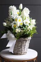 Hianimo, kosz z białymi hiacyntami