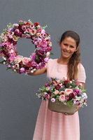 Bella Lux, kompozycja kwiatowa w złotym naczyniu