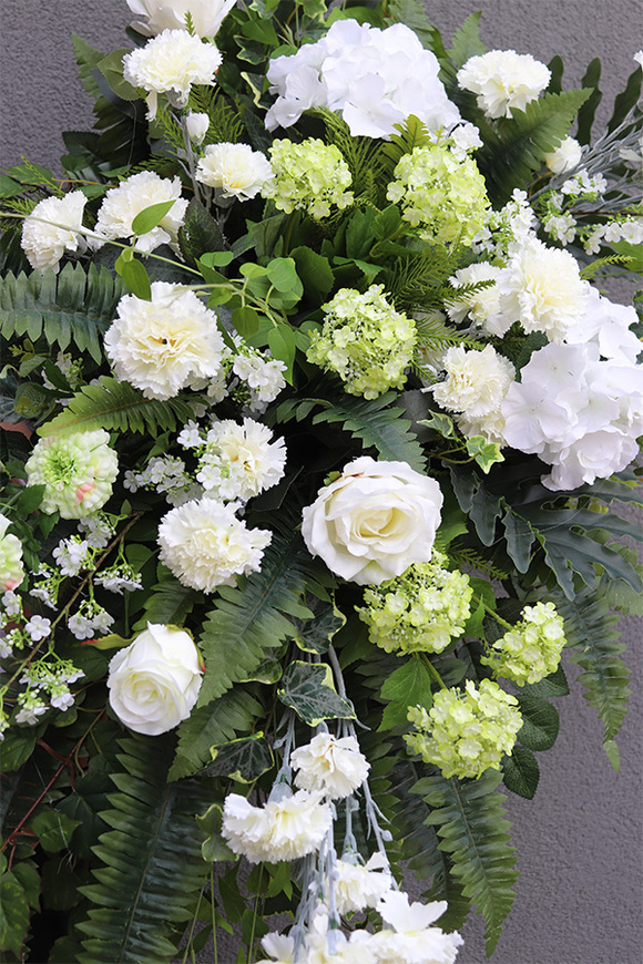 White Heaven, komplet dekoracji nagrobnych