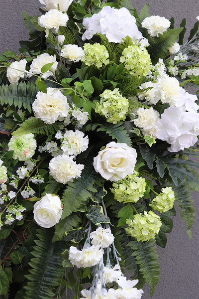 White Heaven, komplet dekoracji nagrobnych