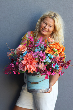 Bollywood 2, kompozycja kwiatowa w energetycznych kolorach, wys.65cm+wystające elem.