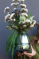 Monaco Shea, kompozycja kwiatowa w naczyniu