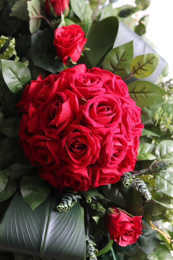 Red Bowl, czerwona wiązanka nagrobna