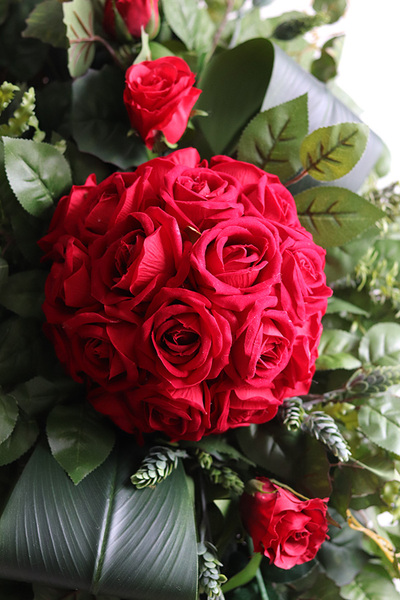 Red Bowl, czerwona wiązanka nagrobna