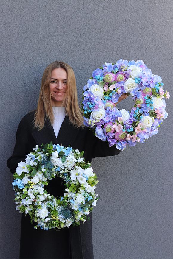 Blue Flowers, efektowny wianek z białymi różami, śr.45cm