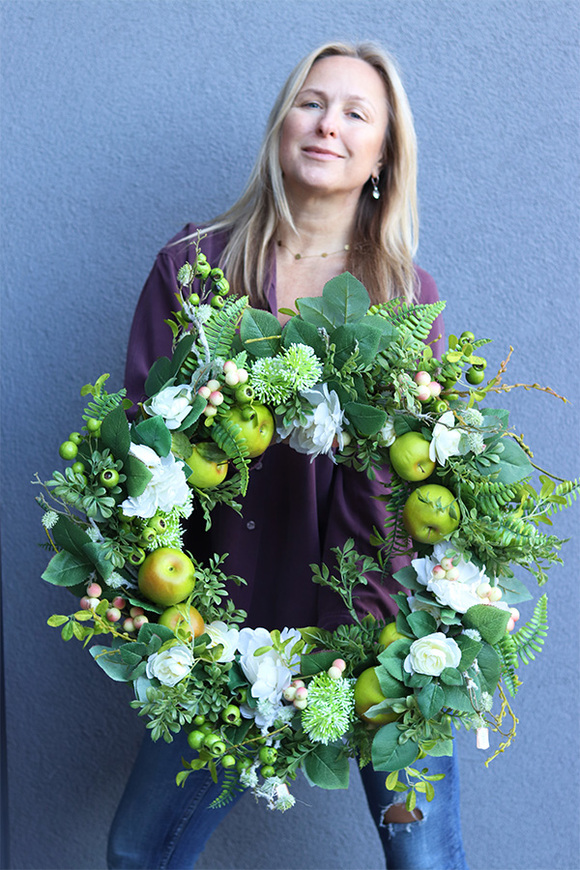 W Sadzie, wianek na drzwi z jabłkami