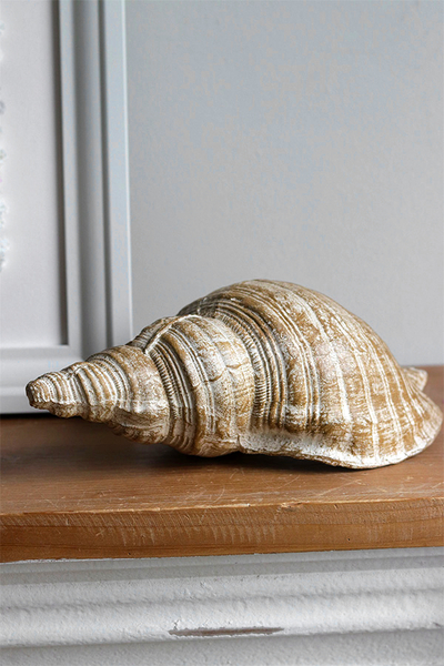 Deluni Ferana, kompozycja kwiatowa z kokardką