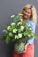 Nedila Izabella, kompozycja kwiatowa w naczyniu