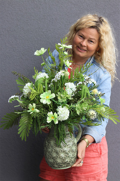 Nedila Izabella, kompozycja kwiatowa w naczyniu, wym.69x56cm