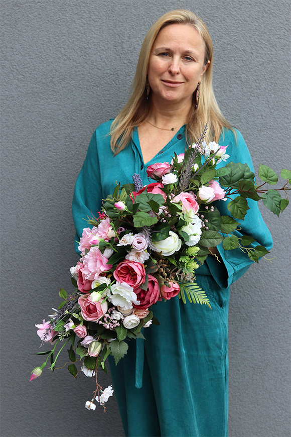 Elena Flowers Laos, kompozycja w ceramicznej łódce