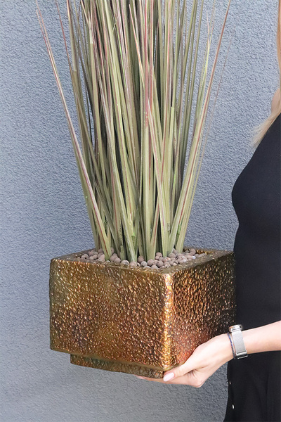 Gold Pressa, sztuczna trawa w metalowej donicy