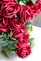 Christi Krzyż Pamięci, kompozycja nagrobna z różami