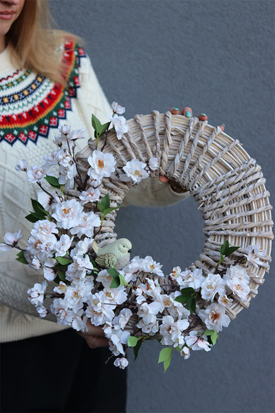 Ptaszek na drzewie, wiosenny wianek dekoracyjny