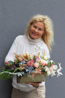 Vivaldi Row, kompozycja kwiatowa w złotej donicy