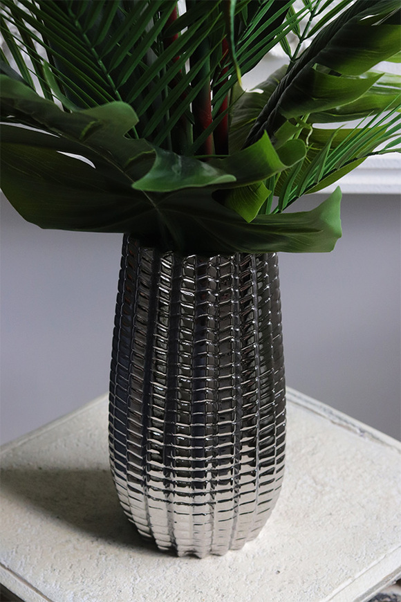 Strelicja Yfrena, kompozycja w złotej donicy