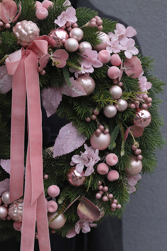 Różowa Bajka, świąteczny wianek ze skrzatami